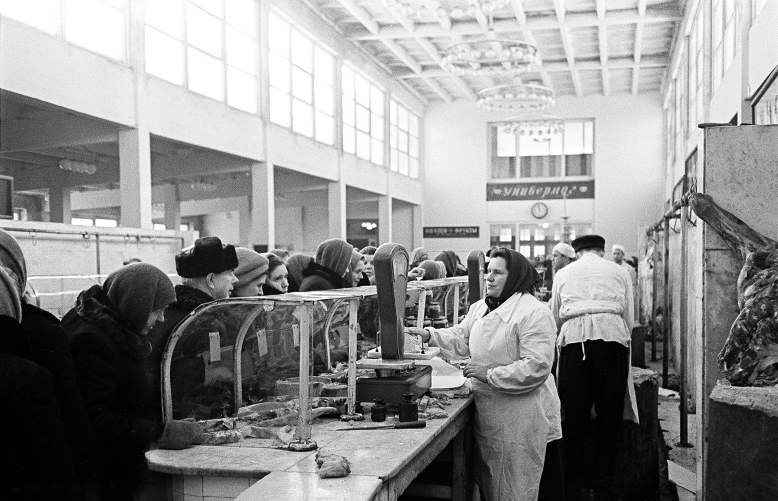 На московском колхозном рынке. Автор – А. Морозов. Москва. Январь 1961 г. Главархив Москвы