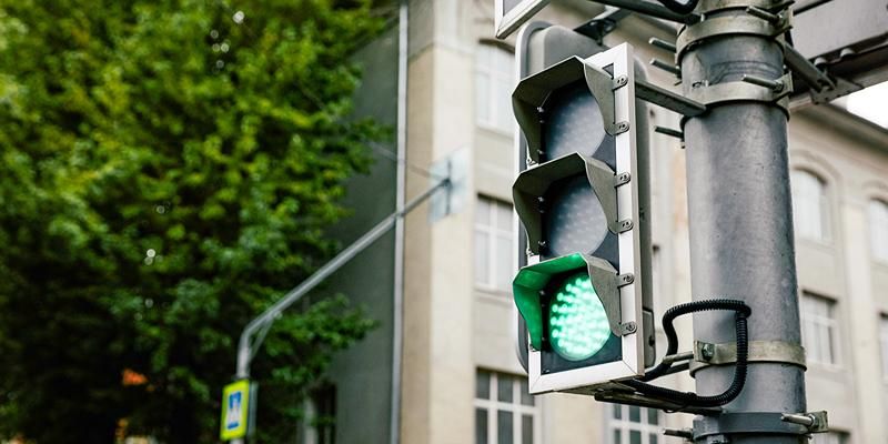 Для безопасности на дорогах в Москве продолжают устанавливать малые дублирующие светофоры