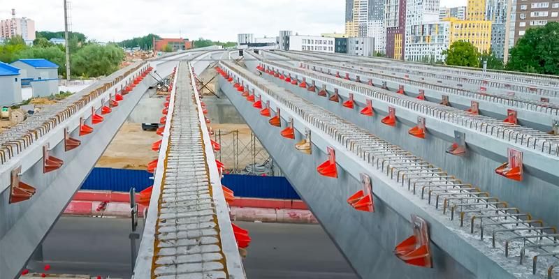 Завершается устройство опор путепровода над улицами Александры Монаховой и Бачуринской