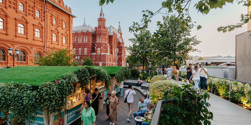 Цыпленок табака, стейк стриплойн и березовый сок: что еще можно попробовать на фуд-корте «Цветочного джема» в центре Москвы