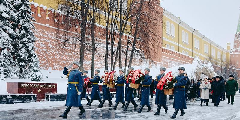 Память, объединяющая поколения: ветераны, кадеты и молодежь Москвы почтили подвиг защитников Ленинграда