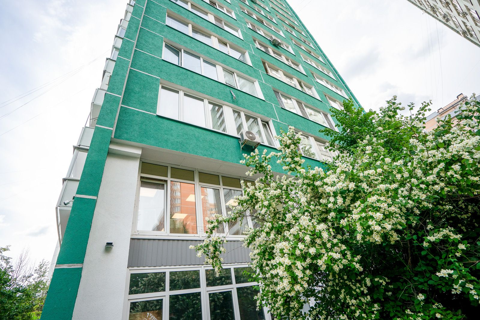 Более 550 фасадов жилых домов обновили в Москве с начала года