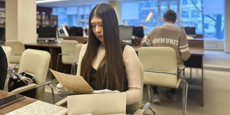 Школьники и студенты колледжей начали изучать документы летчиков и воздухоплавателей в Главархиве Москвы