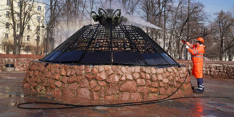 Фонтан в Репинском сквере на Болотной набережной почистили к новому сезону