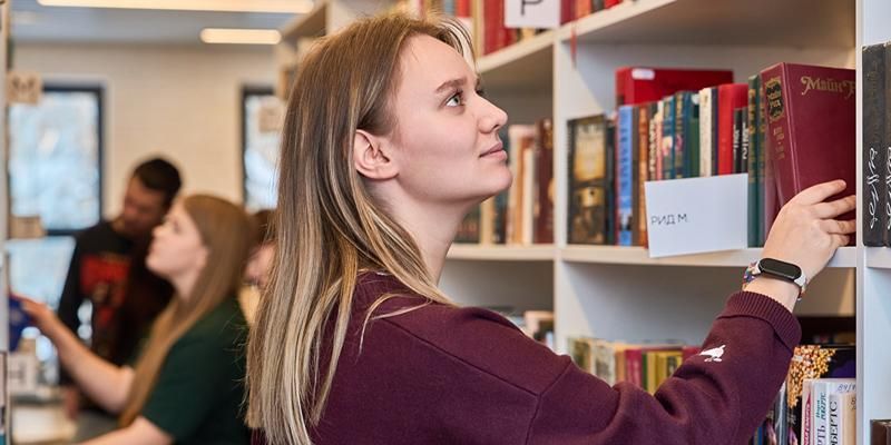 Что читают москвичи: библиотеки назвали самые популярные книги первого полугодия 2026-го