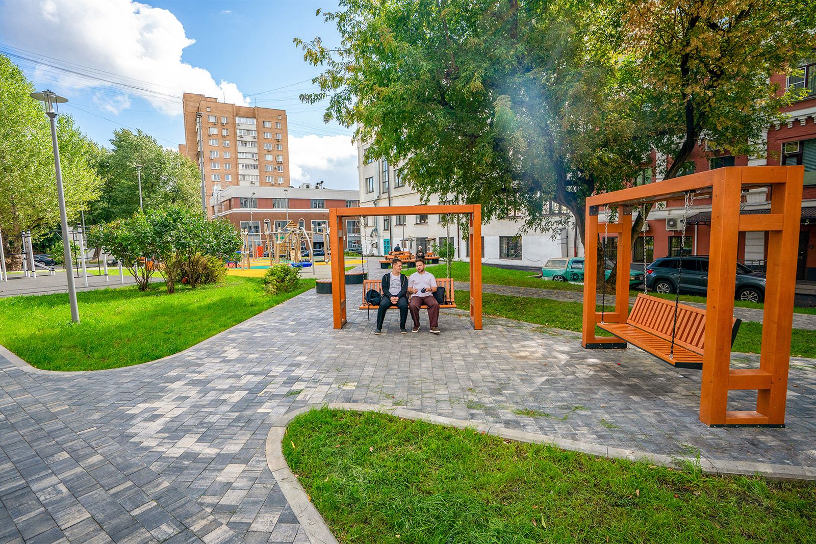 Перголы, парковые качели и садовые диваны: новые пространства для отдыха обустроили в Москве