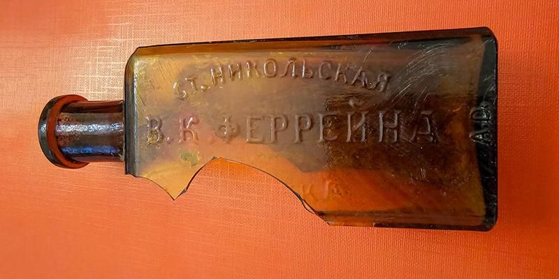 Аптечные пузырьки, фаянсовая кружка и глиняные бутылки: реставраторы восстанавливают коллекцию сосудов XVIII–ХIX веков