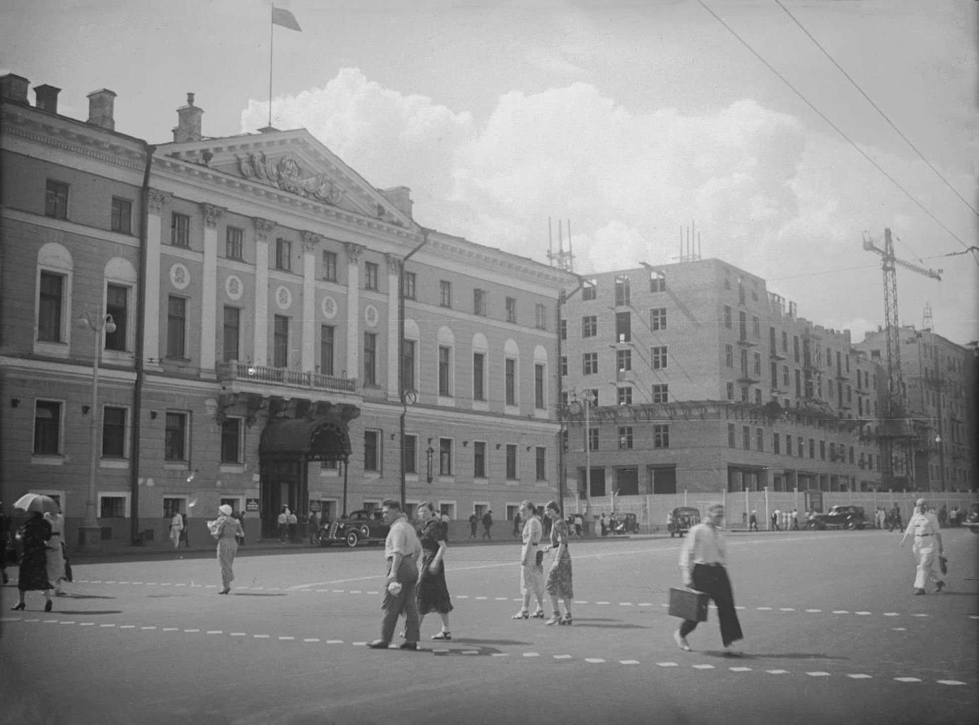 Вид на здание Моссовета со стороны Советской площади (с 1993 г. – Тверская площадь). Москва. 1930-е гг. Главархив Москвы