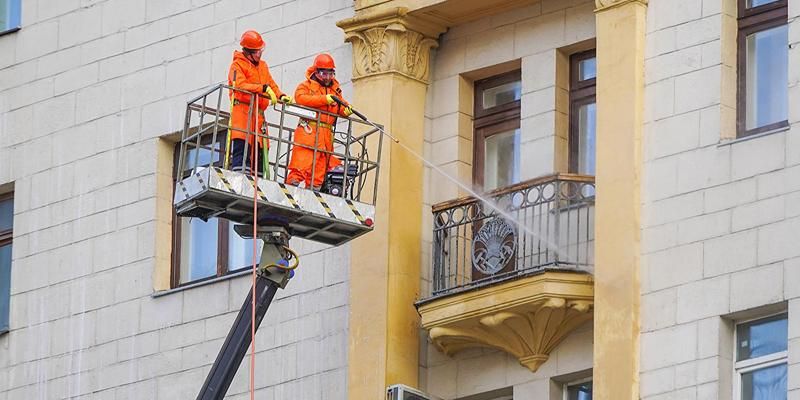 В столице начали промывать фасады зданий