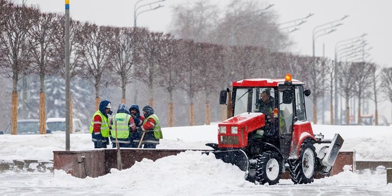 Городские службы продолжают ликвидировать последствия снегопада