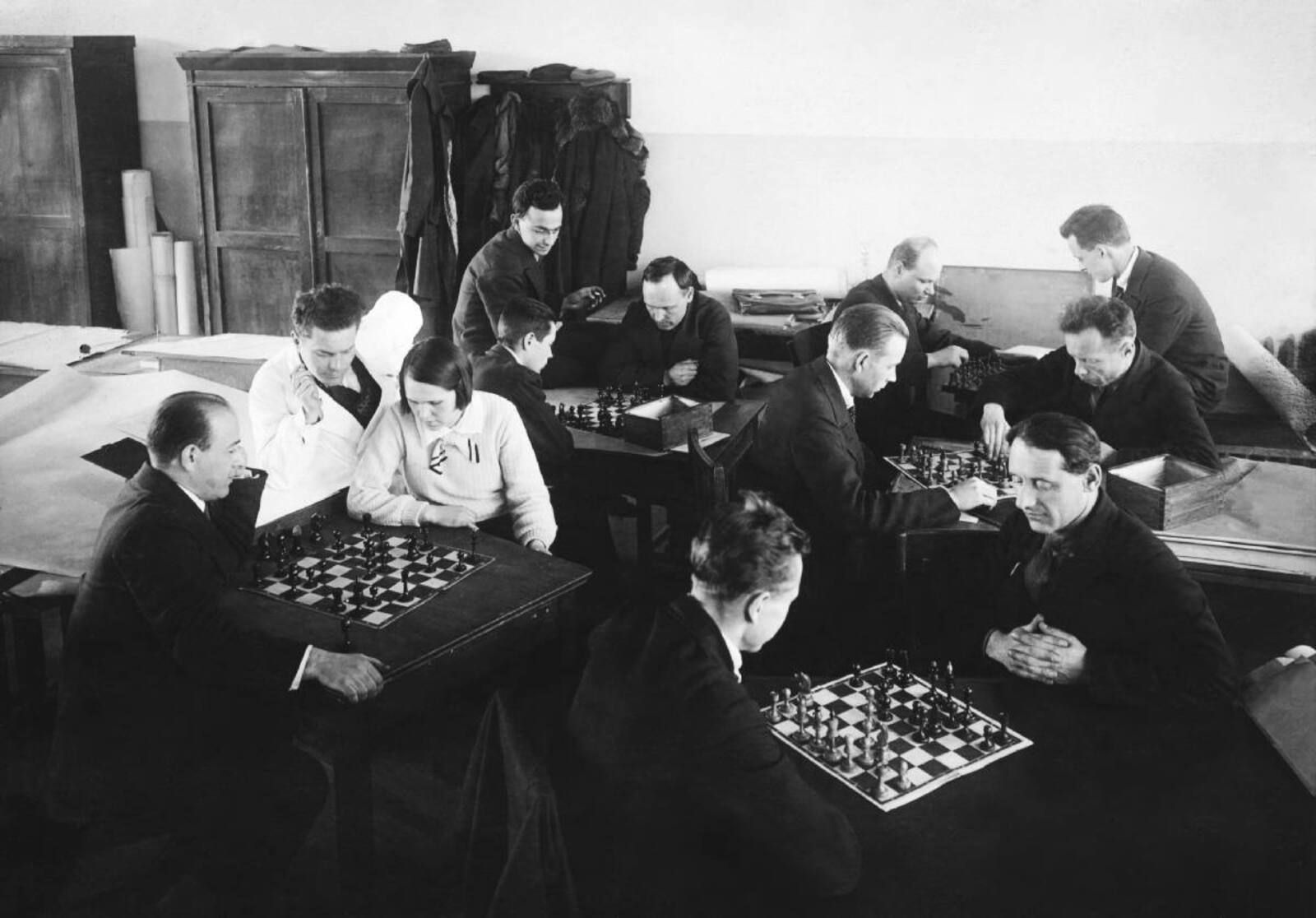 Во время шахматного турнира в конструкторском бюро завода № 78 (Завод крупного машиностроения, с 1937 года &ndash; имени Серго Орджоникидзе, затем «Станкомаш»). Москва. 22 апреля 1935 г. Фото П. Марковского. Главархив Москвы