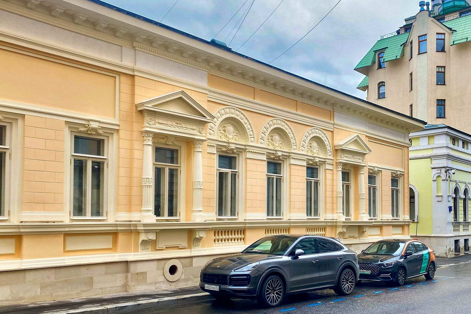 Фасады исторической усадьбы в Сеченовском переулке отреставрировали