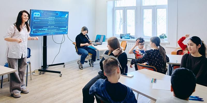 В коворкинг-центрах НКО школьникам помогают выбрать профессию и подготовиться к экзаменам