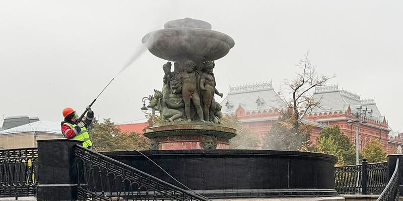 Фонтан Витали на Театральной площади промыли и подготовили к зиме