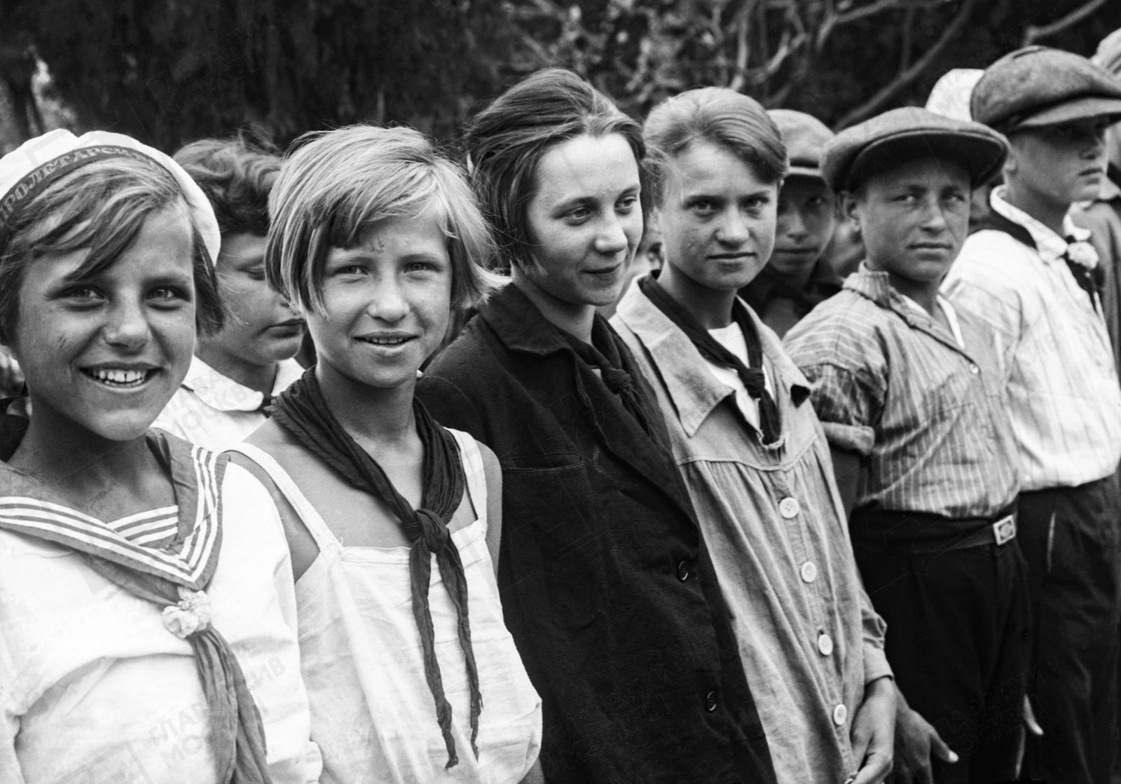 Группа детей, прибывшая на отдых в пионерский лагерь «Артек». Начало 1930-х гг. Фото Я.Е. Берлина. Главархив Москвы