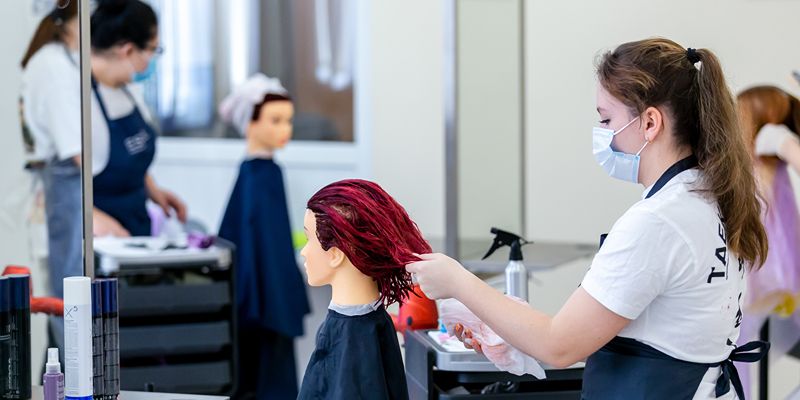 150 студентов столичного колледжа выступят официальной beauty-командой Seasons Fashion Week