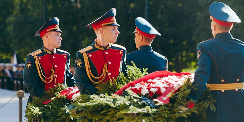 Московская делегация возложила цветы и венки к Могиле Неизвестного Солдата