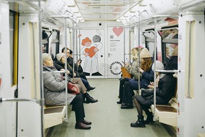 Три месяца в пути: тематический поезд «Помогать по пути» курсирует в метро