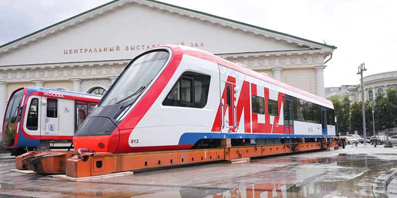 К Московскому урбанистическому форуму на Манежную площадь доставили современный вагон «Иволга 3.0»