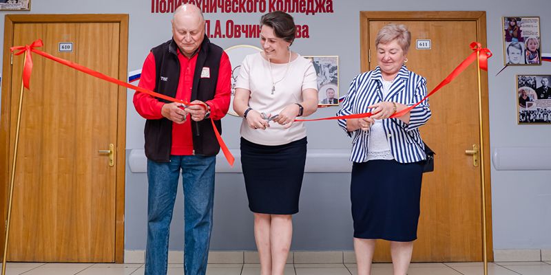 В столичном Политехническом колледже открыли фотоинсталляцию о 17 педагогических династиях
