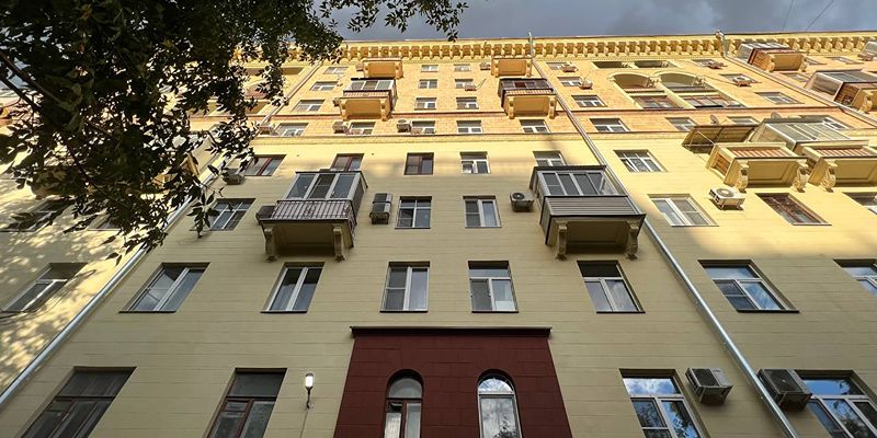 В Войковском районе отремонтировали фасад дома 1954 года постройки