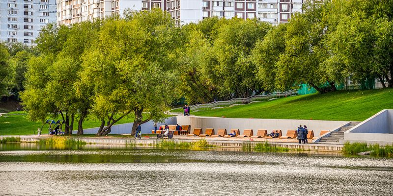 Парковые качели, столы для пинг-понга: территорию между станциями метро «Коньково» и «Беляево» благоустроили