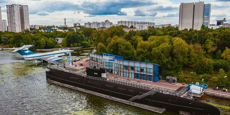 Королевский комод и советская подлодка: что еще можно увидеть на выставках в музеях московских парков