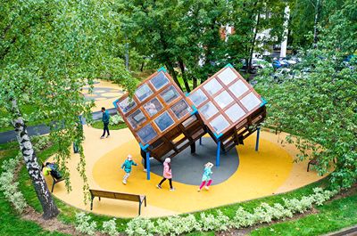Кубик Рубика, деревня хоббитов и сказочные корабли: что можно увидеть на новых детских площадках Москвы