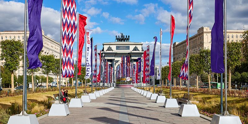 Праздничные открытки на улицах и арки с живыми цветами: как Москву украсили ко Дню города