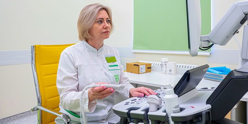 Обновленные поликлиники, исследования лекарств и первые ЕГЭ: итоги недели в социальной сфере столицы