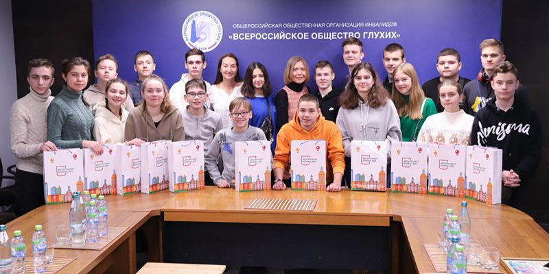 Теплый прием: детям с нарушениями слуха из Донецка и Луганска показали достопримечательности Москвы