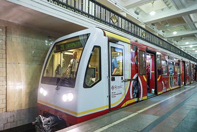 В метро появился новый тематический поезд в честь 100-летия Госсанэпидслужбы России