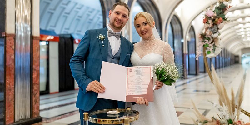 За лето на станции метро «Маяковская» поженились 11 пар