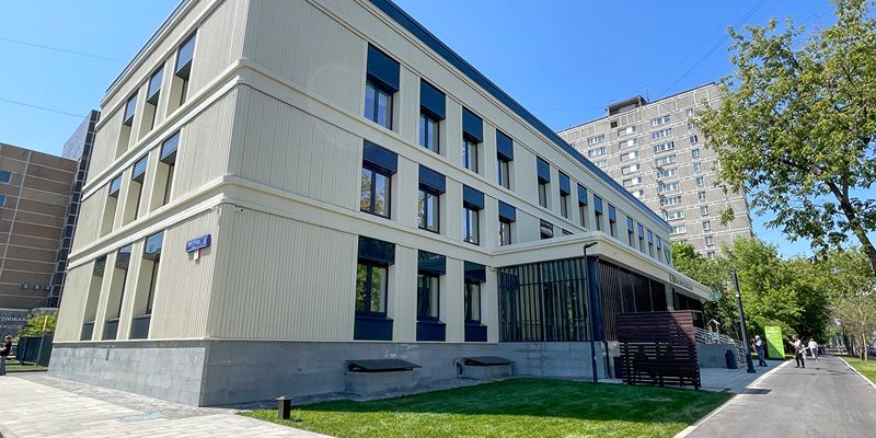 В Москве начнут действовать новые условия парковки для посетителей трех поликлиник
