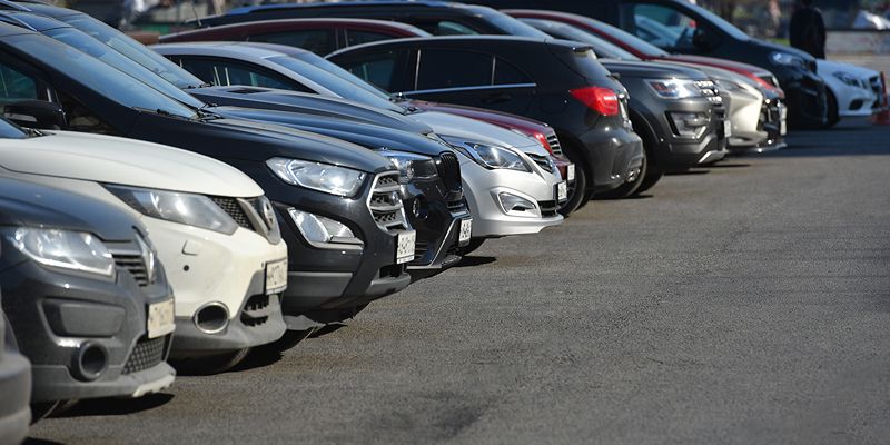Общедоступная парковка на месте незаконной автостоянки появилась в Академическом районе
