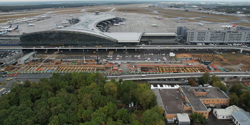 Благоустройство территории возле станции метро «Аэропорт Внуково» выполнено наполовину