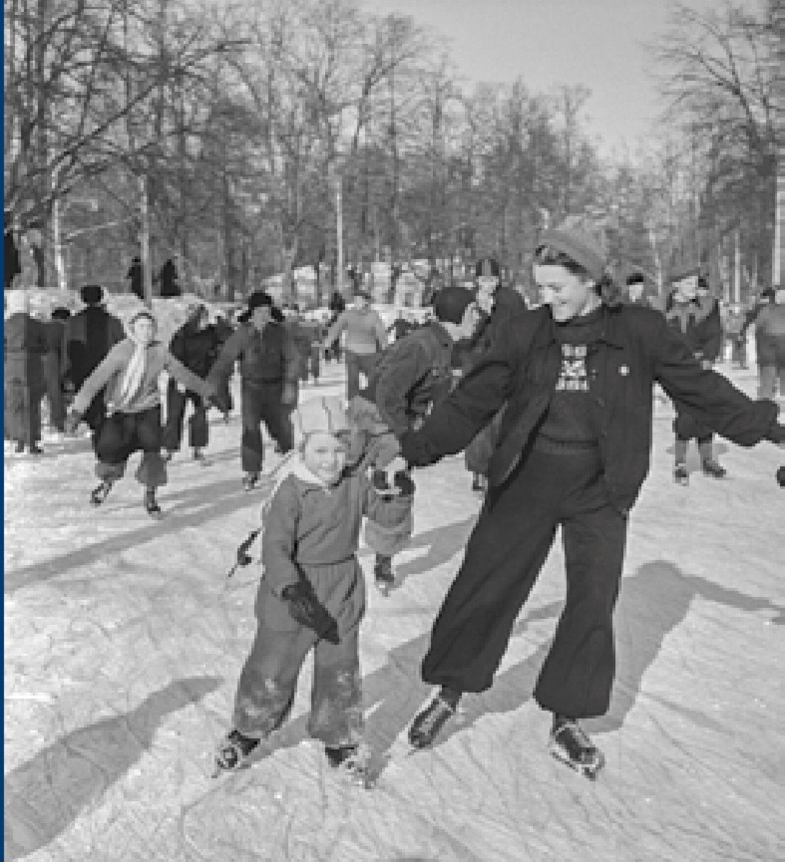 Молодежь – на каток! Февраль 1952 г. Фото Д. Шоломовича. Главархив Москвы