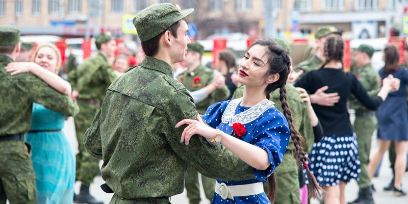 В рамках акции «Вальс Победы» на ВДНХ станцуют 100 пар московских студентов