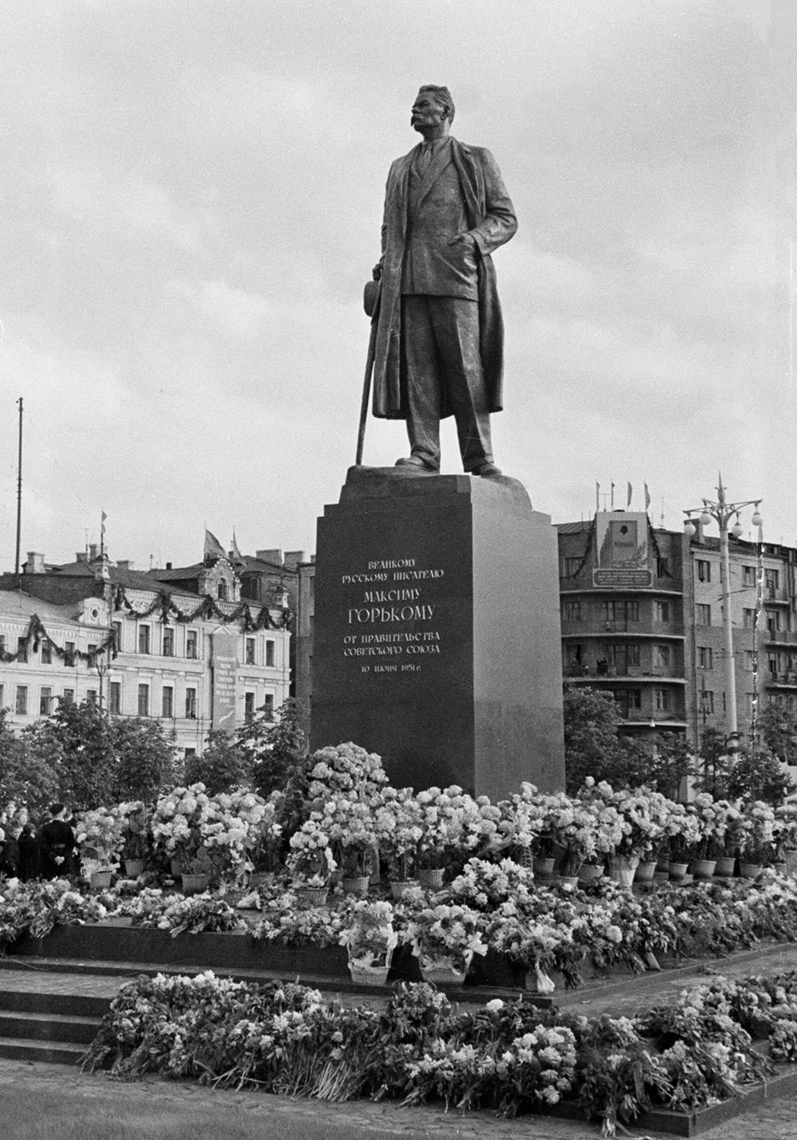 Памятник М. Горькому на площади Белорусского вокзала в день торжественного открытия (скульпторы: И.Д. Шадр, В.И. Мухина, Н.Ф. Зеленская, З.Г. Иванова; архитектор &ndash; З.М. Розенфельд). Москва. 10 июня 1951 г. Фото В. Савостьянова, В. Мастюкова. Главархив Москвы
