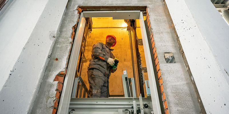 В надземных переходах на МКАД началась установка новых лифтов