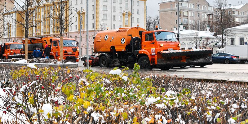 Автогрейдеры и роторы: какая техника очищает столицу от снега