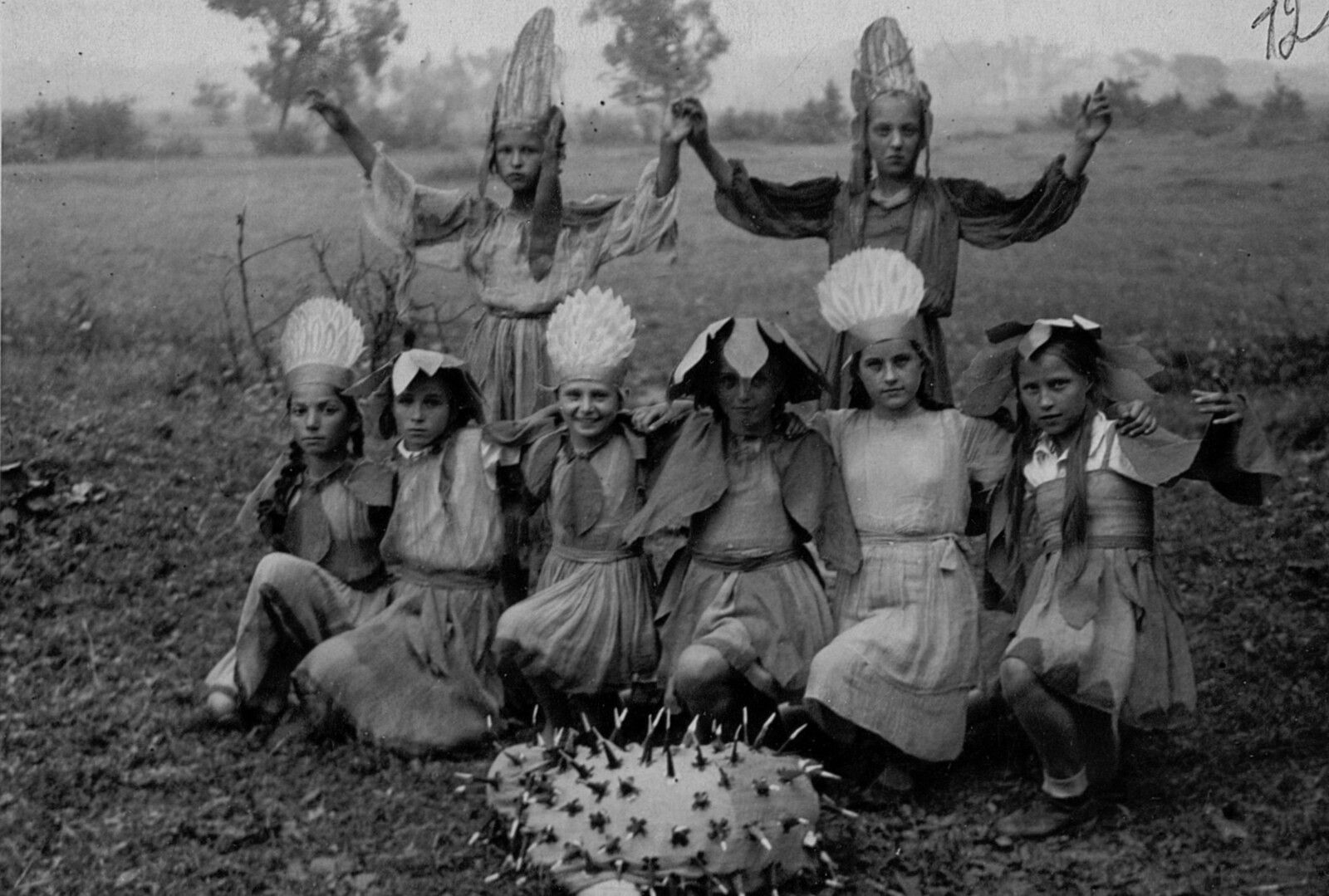 Участники театрализованной постановки в пионерском лагере «Интурист». 1948 г. Автор фото неизвестен. Главархив Москвы