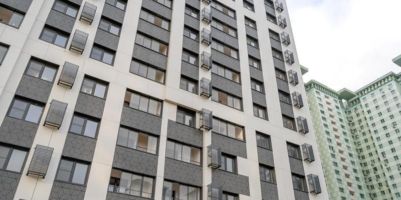 Более 400 москвичей заключили договоры на квартиры в новом доме по программе реновации на Авиационной улице