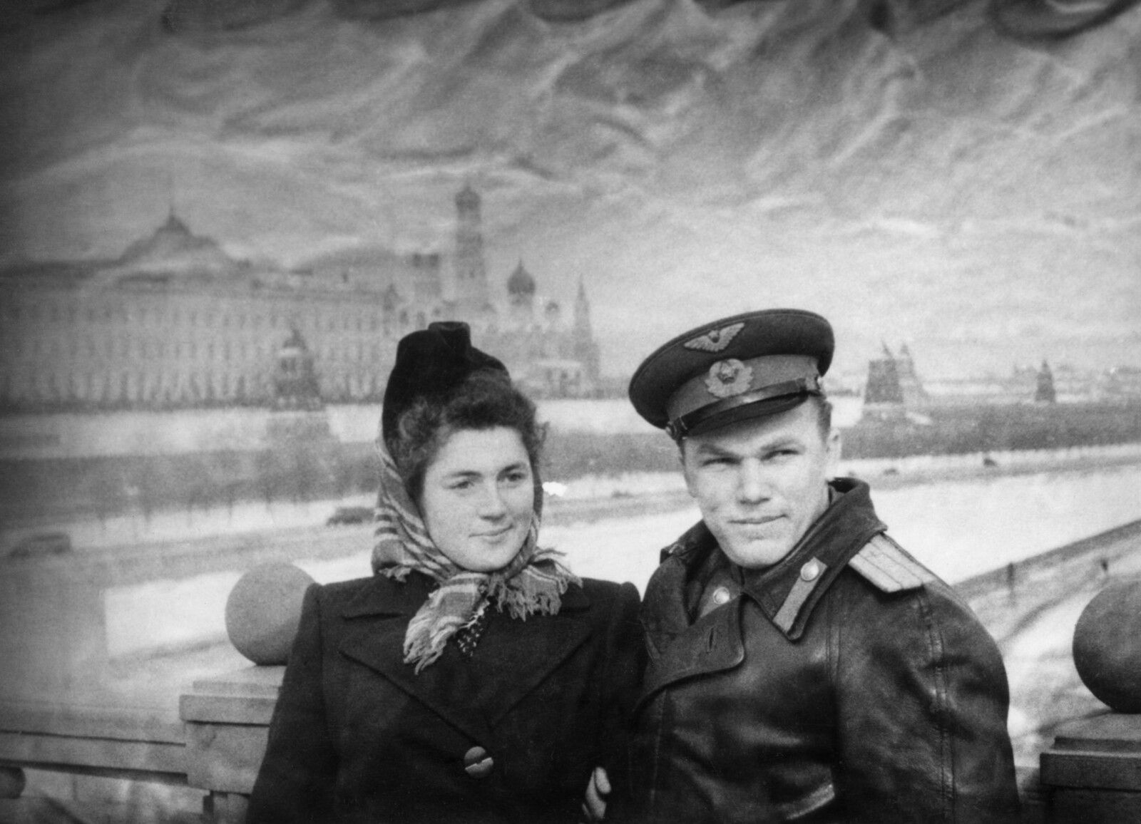 2. Арх. № 0-83048 Военный летчик, трижды Герой Советского Союза, майор И.Н. Кожедуб с супругой Вероникой Николаевной на Большом Каменном мосту.Автор – Г.В. Корабельников. Москва,1946 г. Главархив Москвы