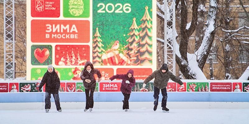 Слои воды и «сахарная глазурь»: как создают идеальный лед на катках в столичных парках