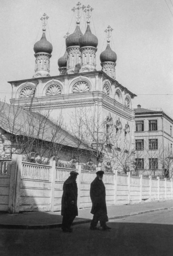Вид на храм Преображения Господня на Песках. Фото А. Пуртовп. 23 апреля 1968 года. Главархив  Москвы