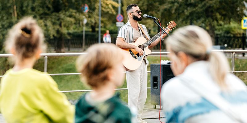 Классическая музыка, брасс-бенды и шоу-импровизация: каким был летний сезон проекта «Уличный артист в парках»