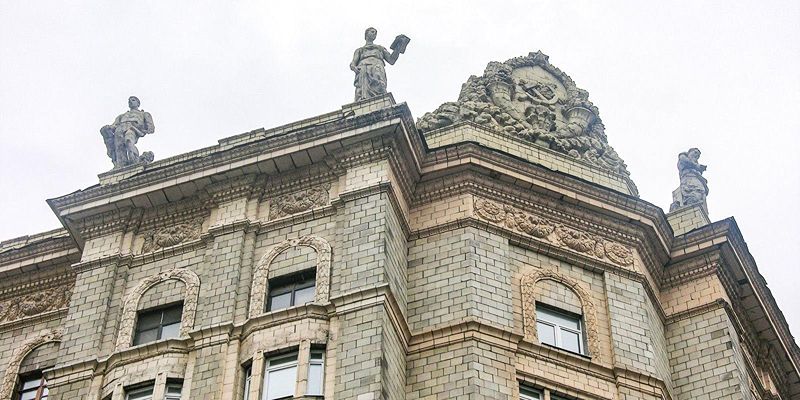 Началась реставрация скульптур на крыше Дома геологов