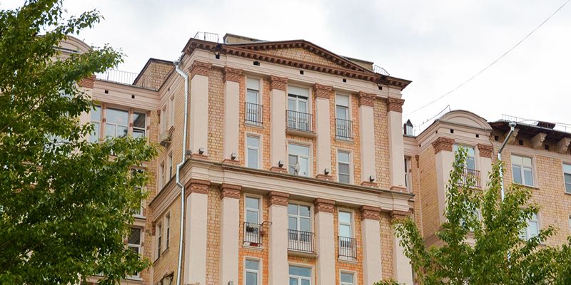 В столице обновили более 50 домов с конструктивными и декоративными аттиками