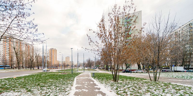 Новые фонари и прогулочная зона: как благоустроили территорию возле станции метро «Яхромская»